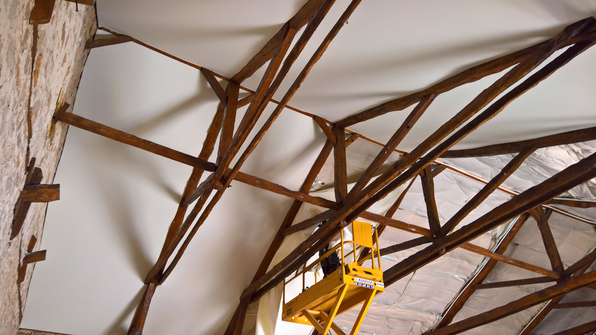 Plafond tendu chauffant rayonnant entre poutres